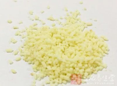 茄子，蒜泥，紅辣椒，生抽，鹽，雞精，香油，香醋