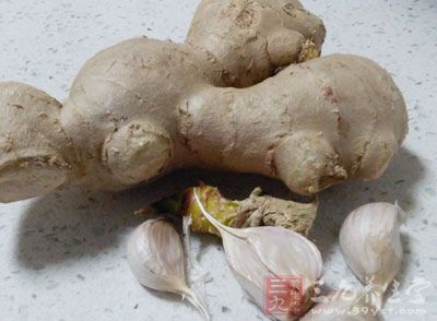 苦瓜2根,姜3片,干辣椒3個,糖1茶匙,醋2茶匙,鹽3克,油10毫升 苦瓜2根,姜3片,干辣椒3個,糖1茶匙,醋2茶匙,鹽3克,油10毫升