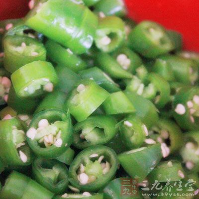 泡椒,泡姜,干海椒,老姜一起剁碎,蒜片,香芹菜和蒜苗成切段 泡椒,泡姜,干海椒,老姜一起剁碎,蒜片,香芹菜和蒜苗成切段