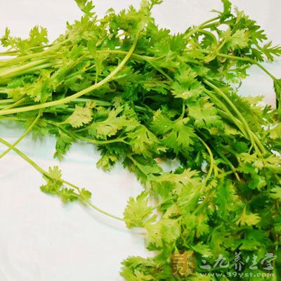 然後按順序將雞肉片、肝、心髒、腸放在血旺上,再加入木耳、香菜 然後按順序將雞肉片、肝、心髒、腸放在血旺上,再加入木耳、香菜