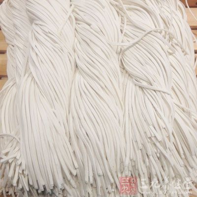 肉末200克，豆角200克，面條500克，蔥5克，姜5克
