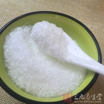 絞豬肉300g，鮮蝦150g，雞蛋1個，鹽1茶匙，味精少許