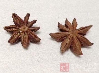 豬皮600克，雞腳400克，蔥一段，姜一塊，八角一個