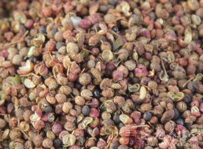 從新起鍋油，把姜蒜末、花椒、豆瓣、金宮調料、老抽、料酒一起炒香