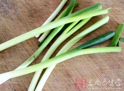 出鍋後在表面撒少許香蔥碎,滴幾滴香油 出鍋後在表面撒少許香蔥碎,滴幾滴香油