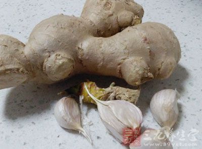 五花肉500克,食鹽1茶匙,醬油1湯匙,冰糖20克,蔥5克,姜5克 五花肉500克,食鹽1茶匙,醬油1湯匙,冰糖20克,蔥5克,姜5克