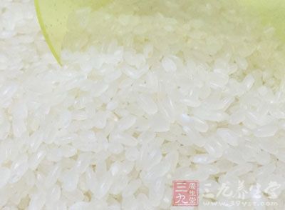 大米用水浸泡30分分鐘，薏米用水浸泡2小時