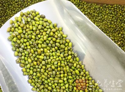 因為綠豆不僅便宜,且有不錯的清熱解毒的功效 因為綠豆不僅便宜,且有不錯的清熱解毒的功效