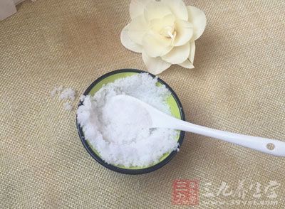 最後把煮好的綠豆湯盛到碗裡,調入適量的白糖,放涼後就可以食用了 最後把煮好的綠豆湯盛到碗裡,調入適量的白糖,放涼後就可以食用了