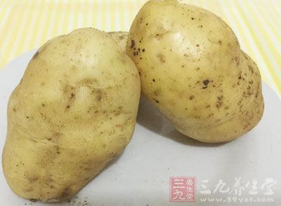 然後倒入土豆,大火燒開後,轉小火,帶土豆煮的酥軟後,放入適量的鹽。出鍋即可 然後倒入土豆,大火燒開後,轉小火,帶土豆煮的酥軟後,放入適量的鹽。出鍋即可