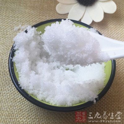 將杏仁露、純牛奶和白糖倒入已經完全融化的瓊脂水溶液中 將杏仁露、純牛奶和白糖倒入已經完全融化的瓊脂水溶液中