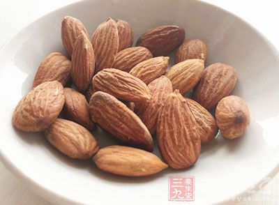 杏仁有潤肺的功效,多吃杏仁對身體有益 杏仁有潤肺的功效,多吃杏仁對身體有益