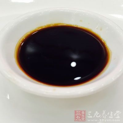 香椿苗適量，橄榄油適量，白糖適量，白醋適量，鹽適量，生抽極少量