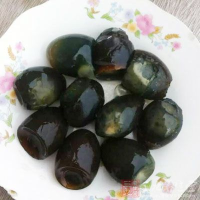 皮蛋去殼,用刀背碾碎,講究點就小心切成瓣吧 皮蛋去殼,用刀背碾碎,講究點就小心切成瓣吧