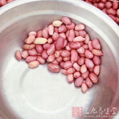 首先大家要把花生、薏米以及蓮子放在水中浸泡
