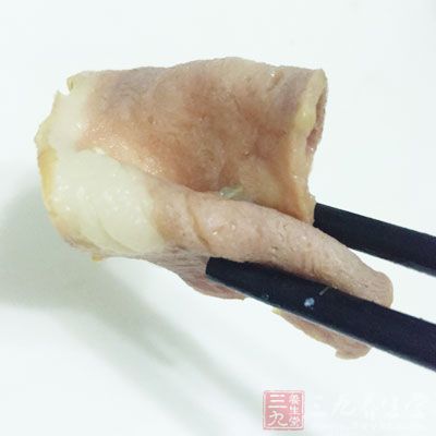 培根用孜然粉、鹽、橄榄油拌勻腌10分鐘