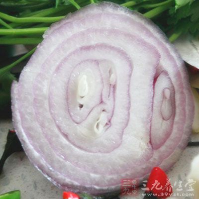 用個大碗,將土豆絲、雞蛋、洋蔥、面粉、鹽和胡椒混合在一起 用個大碗,將土豆絲、雞蛋、洋蔥、面粉、鹽和胡椒混合在一起