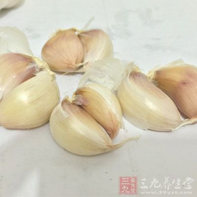 蒜壓成泥放入碗中 蒜壓成泥放入碗中
