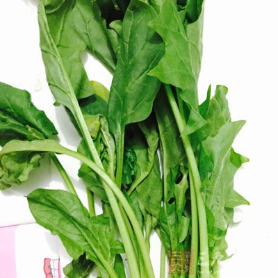 菠菜、胡蘿卜、雞蛋、米飯、壽司簾、保鮮膜