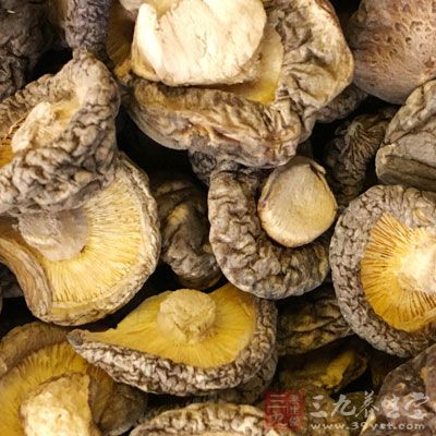 絲瓜200克、香菇5克、食用油10克、香油2小匙、精鹽1小匙、味精0.5小匙 絲瓜200克、香菇5克、食用油10克、香油2小匙、精鹽1小匙、味精0.5小匙