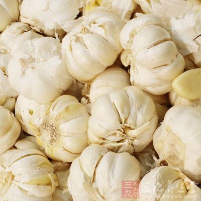 絲瓜1根,蒜3瓣,罐裝干貝適量 絲瓜1根,蒜3瓣,罐裝干貝適量