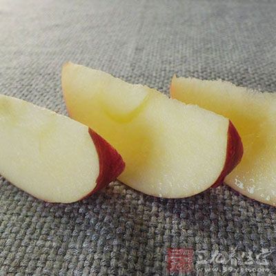 將糖加水用大火煮開至焦糖色;蘋果去皮去核切片加入焦糖中煮至拉絲 將糖加水用大火煮開至焦糖色;蘋果去皮去核切片加入焦糖中煮至拉絲