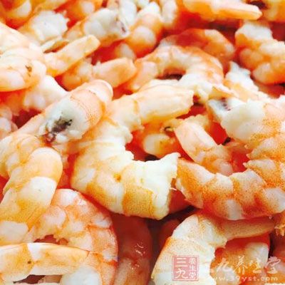 蝦仁洗淨瀝干水份,切成小粒,加料酒,黑胡椒,少許鹽腌一會兒 蝦仁洗淨瀝干水份,切成小粒,加料酒,黑胡椒,少許鹽腌一會兒