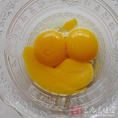 把粽子片放碗裡蘸雞蛋液,直至粽子片都沾上蛋液 把粽子片放碗裡蘸雞蛋液,直至粽子片都沾上蛋液