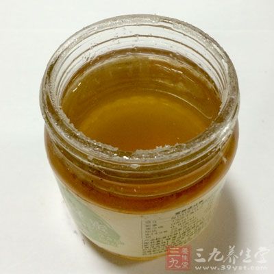 生綠豆粉300克，紅豆沙適量，蜂蜜120ML，芝麻油80ML，涼白開90ML