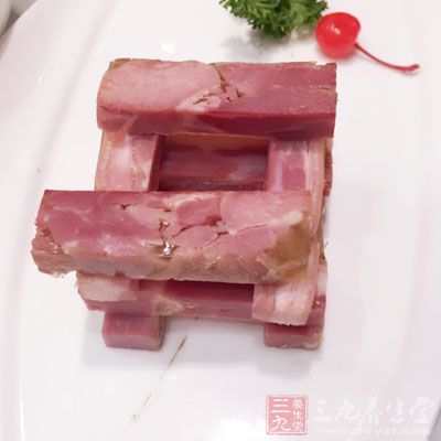 把牛肉片燙熟、切絲 把牛肉片燙熟、切絲