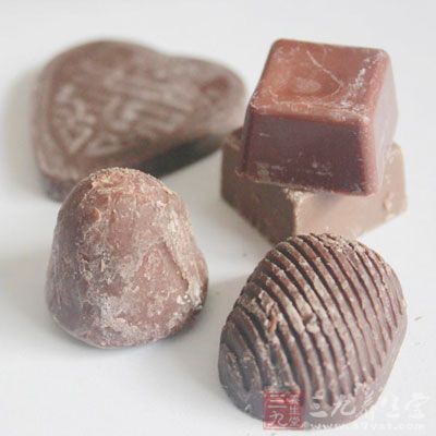大號蛋黃兩個(約40克),細砂糖20克,牛奶200克,淡奶油50克,巧克力65克 大號蛋黃兩個(約40克),細砂糖20克,牛奶200克,淡奶油50克,巧克力65克