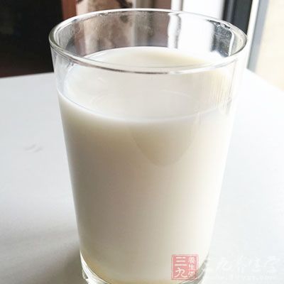 牛奶100g,蛋黃一個,白砂糖30g,淡奶油150g,黑可可粉適量,餅干碎50g 牛奶100g,蛋黃一個,白砂糖30g,淡奶油150g,黑可可粉適量,餅干碎50g