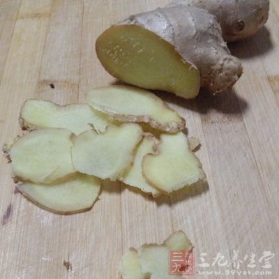 新鮮鴨蛋20只,白酒3湯匙,食鹽200克,冷開水1.5升,姜片5片,壇子1個 新鮮鴨蛋20只,白酒3湯匙,食鹽200克,冷開水1.5升,姜片5片,壇子1個