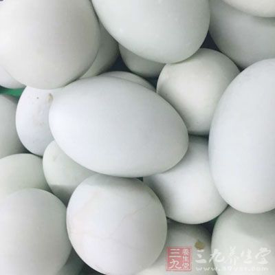 表皮粘了鹽的鴨蛋放入泡菜壇中或者用保鮮袋密封好 表皮粘了鹽的鴨蛋放入泡菜壇中或者用保鮮袋密封好