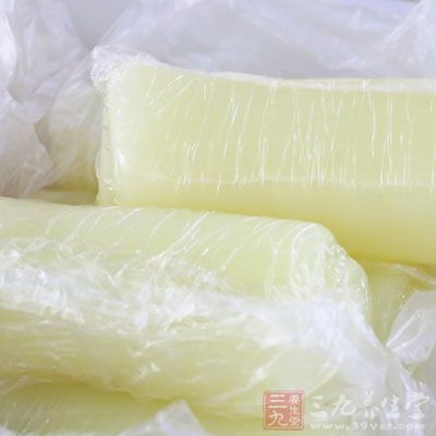 白涼粉一小半包25克，哈蜜瓜果漿5克，水一斤半，冰糖3兩