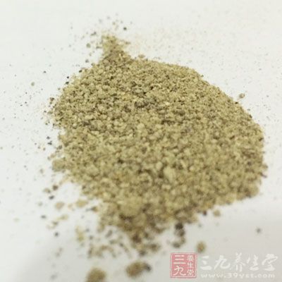 加入雞蛋，料酒，蔥姜汁、胡椒粉，面粉及精鹽1.5克