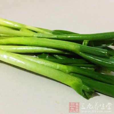 苦瓜1條，鹹蛋2個，蔥1支，蒜仁2瓣