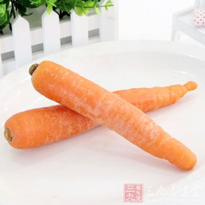 放入胡蘿卜一起炒勻