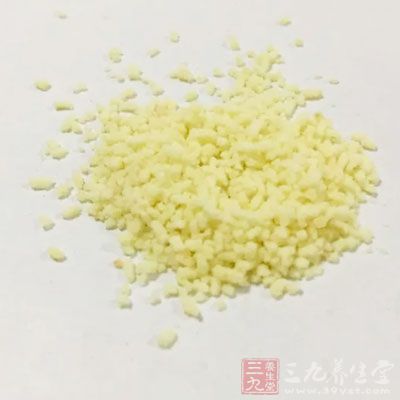佛手瓜200克，木耳50克，油、鹽、雞精、蔥適量