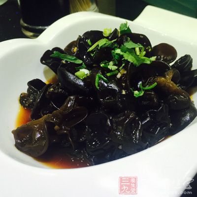 同時將木耳泡發