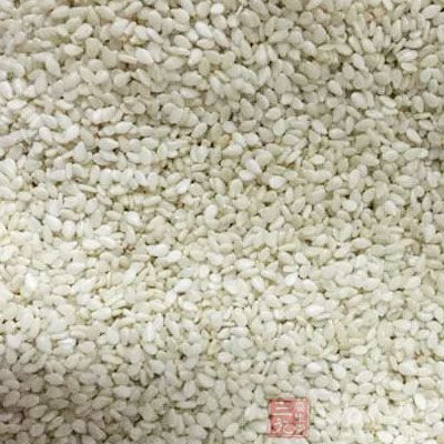 土豆2顆，牛絞肉150公克，蒜末1茶匙，洋蔥末1大匙，熟白芝麻適量