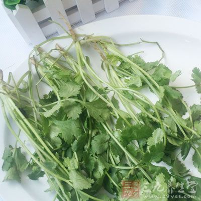 牛肉250克，大蒜3瓣，香菜適量，蚝油2大匙