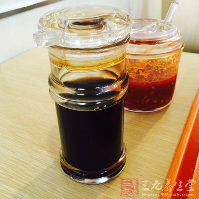 拿小碗將辣椒粉，孜然，醬油，雞精，水澱粉調成汁
