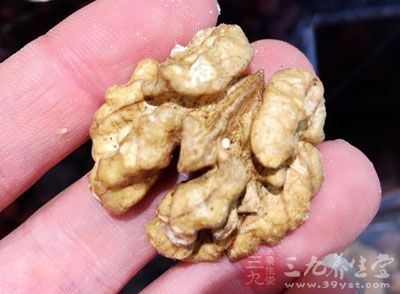 一般情況下，人們食用核桃仁的時候通常都是直接吃