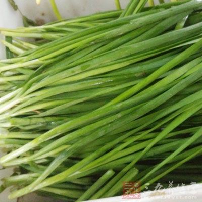 核桃仁200克，韭菜300～350克，精鹽、鮮粉各適量