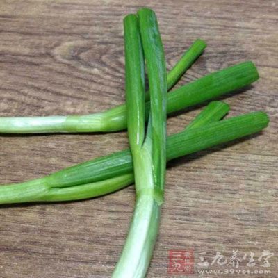 鍋中倒入底油,油熱加蔥,姜爆香後,倒入雞丁翻炒炒至雞肉變色 鍋中倒入底油,油熱加蔥,姜爆香後,倒入雞丁翻炒炒至雞肉變色
