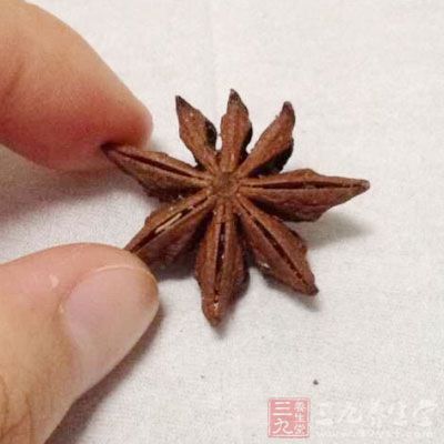 草魚500克、干辣椒、香料(八角、桂皮、草果、香葉、花椒可以不放)、生姜 草魚500克、干辣椒、香料(八角、桂皮、草果、香葉、花椒可以不放)、生姜
