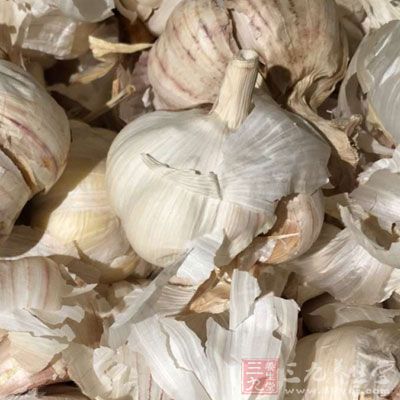 大蒜頭、小米辣、紅尖椒、小蔥各適量、油、白醋、鹽、雞精、白糖各適量 大蒜頭、小米辣、紅尖椒、小蔥各適量、油、白醋、鹽、雞精、白糖各適量