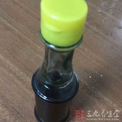綠豆面250克，綠茶水80克，香油5克