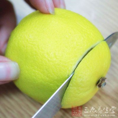 擦出檸檬皮,直接混在做法1的粉中 擦出檸檬皮,直接混在做法1的粉中